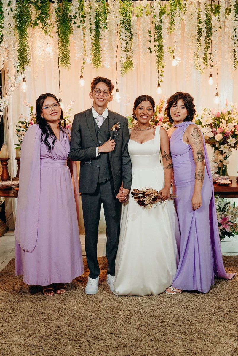 idsm_isa's tweet image. não pode mais amar as amigas gritando, eu em