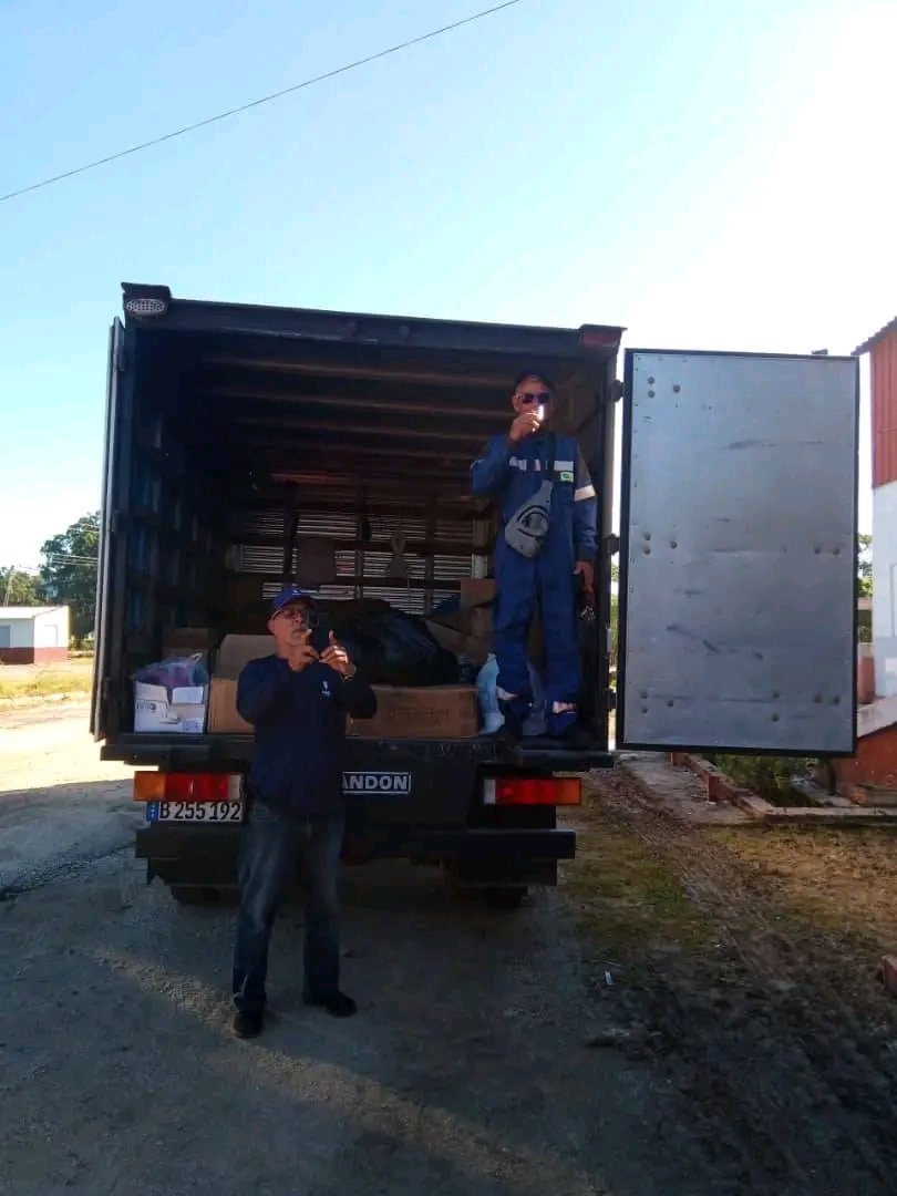 En la mañana de hoy 16 de noviembre, se hace entrega de una valija a los trabajadores de la UEB electrica de Río Cauto, por parte del director de la empresa eléctrica de Matanzas Jorge Alejandro Rodríguez, en nombre de su colectivo de trabajadores.