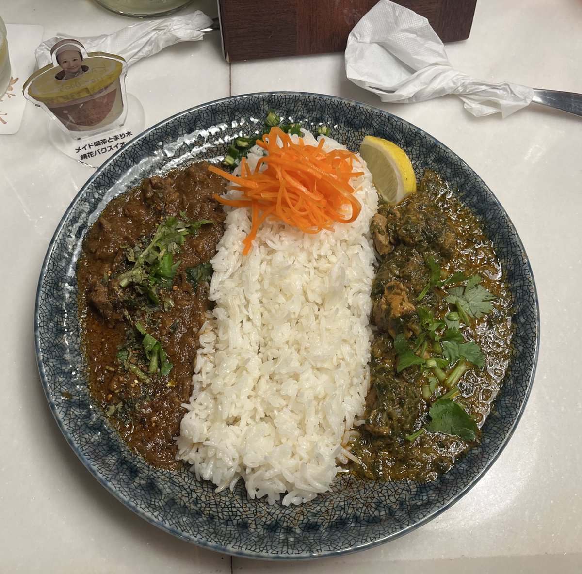 (curry)さんとのコラボにご帰宅ありがとうございました✨カレー食べさせていただいて幸せ〜！ありがとう！レモンの使いどころ知っちゃった😸👊店内がスパイスの香りで満たされて幸せいっぱいでしたね🎶たくさんのご帰宅ありがとうございました！ごはん屋さんで働くの好きなので満たされた気持ち🥹