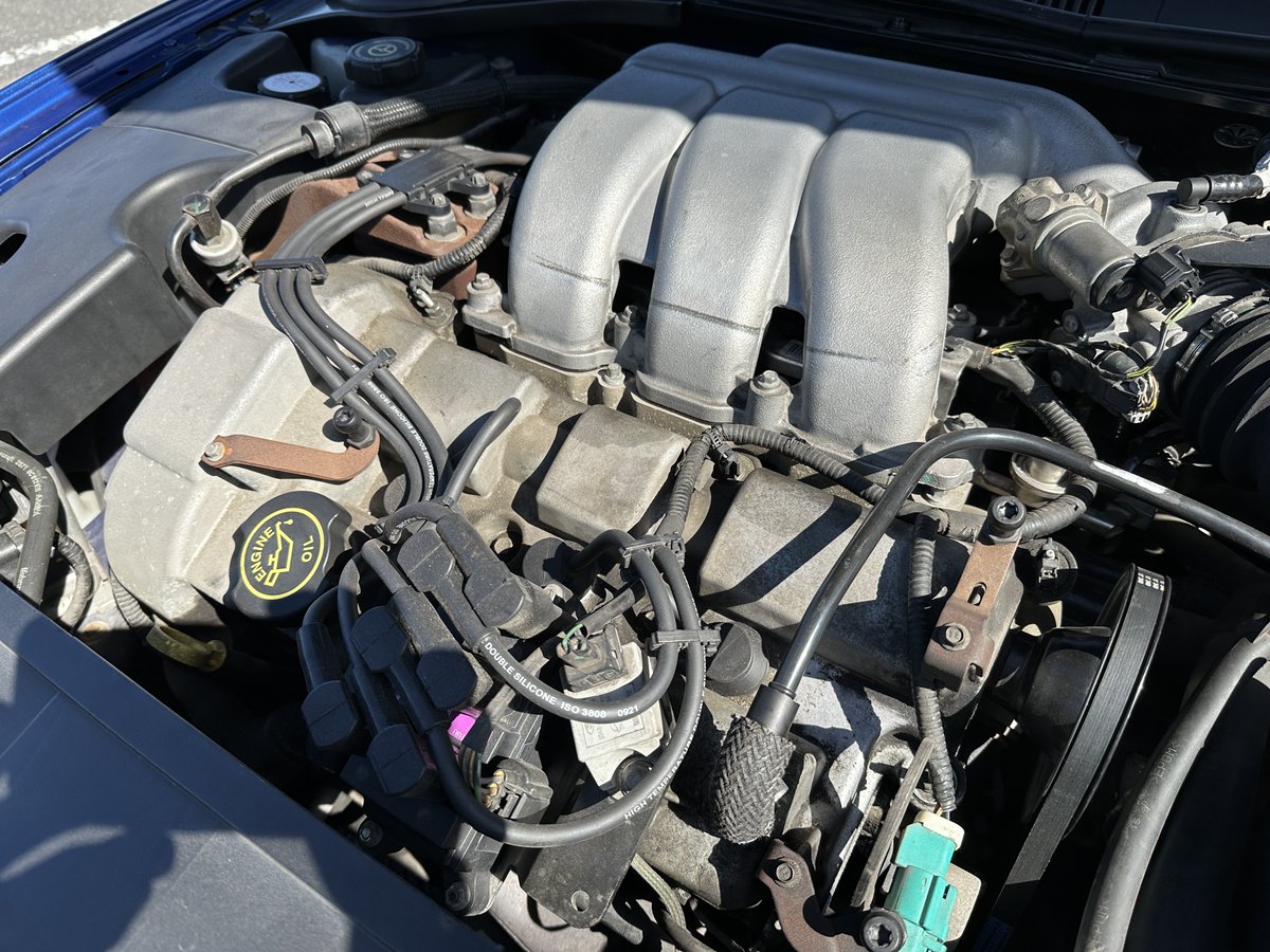 DB9のV12はST220のV6にそっくり(さすがに全部同じではない)