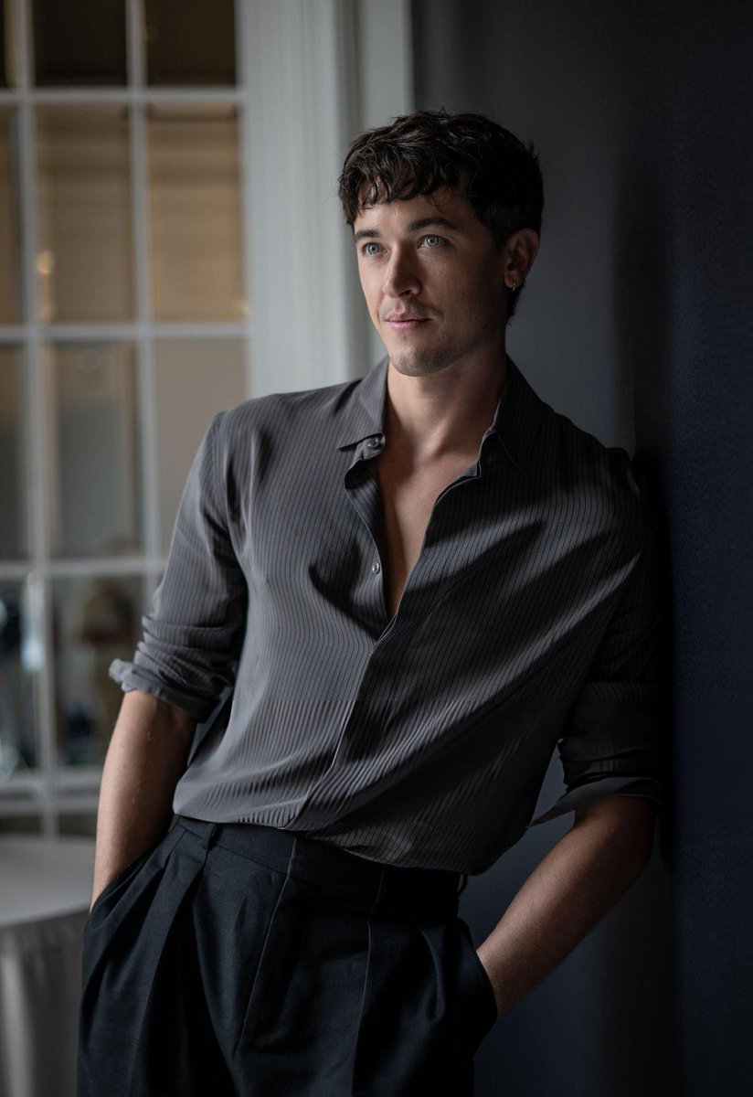 tom blyth what do you need that slutty waist for 🧐