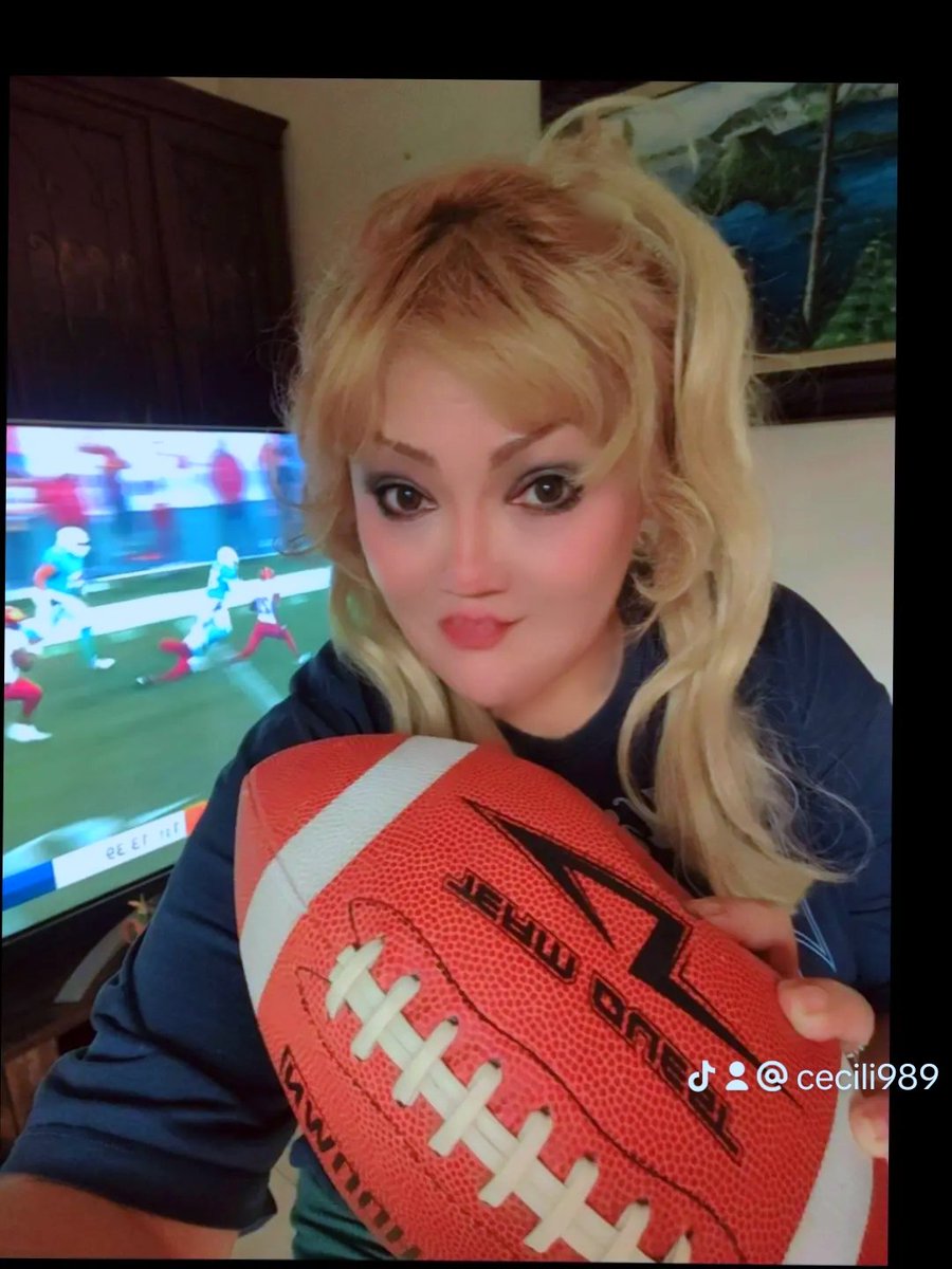 Claudia91055171's tweet image. Yo viendo fútbol americano no entiendo nada sólo porque es el Bernabéu jajaja #HalaMadrid  te echo de menos 😭