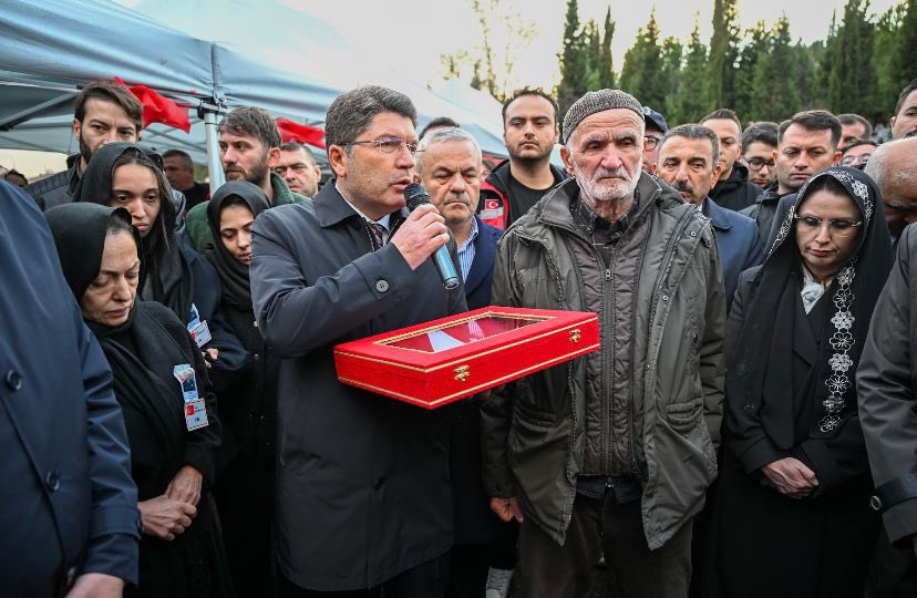 BARTINYEREL's tweet photo. Şehit Astsubay Nuri Özcan Karabük’te Son Yolculuğuna Uğurlandı
Adalet Bakanı Yılmaz Tunç, Bartın,Karabük,Zonguldak Valileri, Milletvekilleri ve çok sayıda vatandaşın katıldığı tören sonrası Adalet Bakanı Tunç ve beraberindekiler şehidimizin ailesine taziye ziyaretinde bulundular https://t.co/Opfk0ssxzI