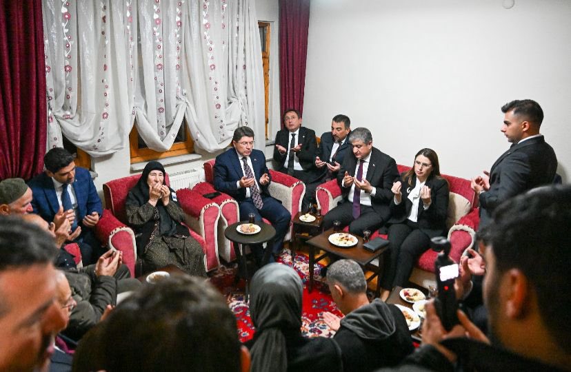 BARTINYEREL's tweet photo. Şehit Astsubay Nuri Özcan Karabük’te Son Yolculuğuna Uğurlandı
Adalet Bakanı Yılmaz Tunç, Bartın,Karabük,Zonguldak Valileri, Milletvekilleri ve çok sayıda vatandaşın katıldığı tören sonrası Adalet Bakanı Tunç ve beraberindekiler şehidimizin ailesine taziye ziyaretinde bulundular https://t.co/Opfk0ssxzI