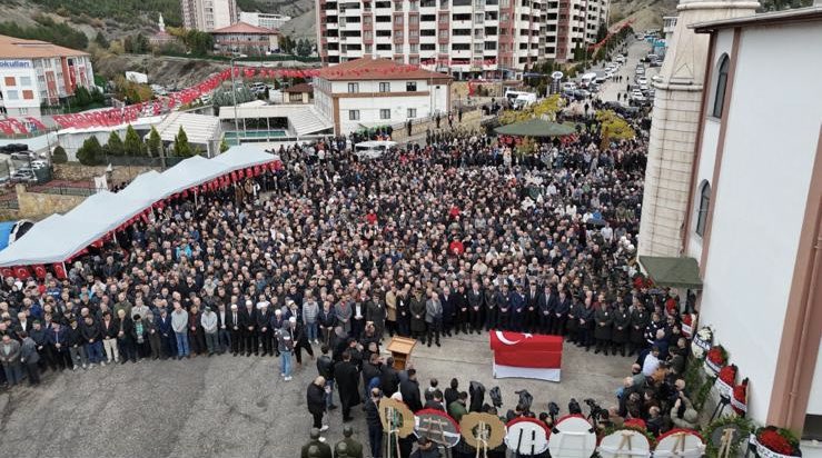 BARTINYEREL's tweet photo. Şehit Astsubay Nuri Özcan Karabük’te Son Yolculuğuna Uğurlandı
Adalet Bakanı Yılmaz Tunç, Bartın,Karabük,Zonguldak Valileri, Milletvekilleri ve çok sayıda vatandaşın katıldığı tören sonrası Adalet Bakanı Tunç ve beraberindekiler şehidimizin ailesine taziye ziyaretinde bulundular https://t.co/Opfk0ssxzI