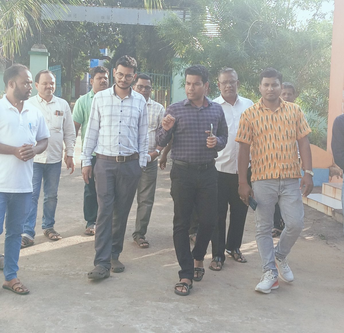 chinmaysir_cm's tweet photo. Respected #DEO_Ganjam Sir Visited #BugudaBlock Today and Interacted With All CRCCs about Various initiatives. Interacted With Hostel Students and OoSC of different localities. A Well Spent Sunday #Education #Mainstreaming @SMEOdisha @OSEPA_Official @Ganjam_Admin @BEO_Buguda https://t.co/Fhikj9gkFL