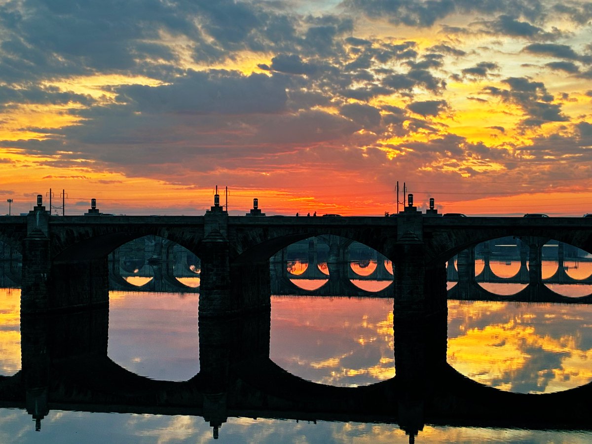 kevinfitz1's tweet image. Took this photo last Sunday morning in #HarrisburgPA 📸 #sunrise #TBT #SusquehannaRiver