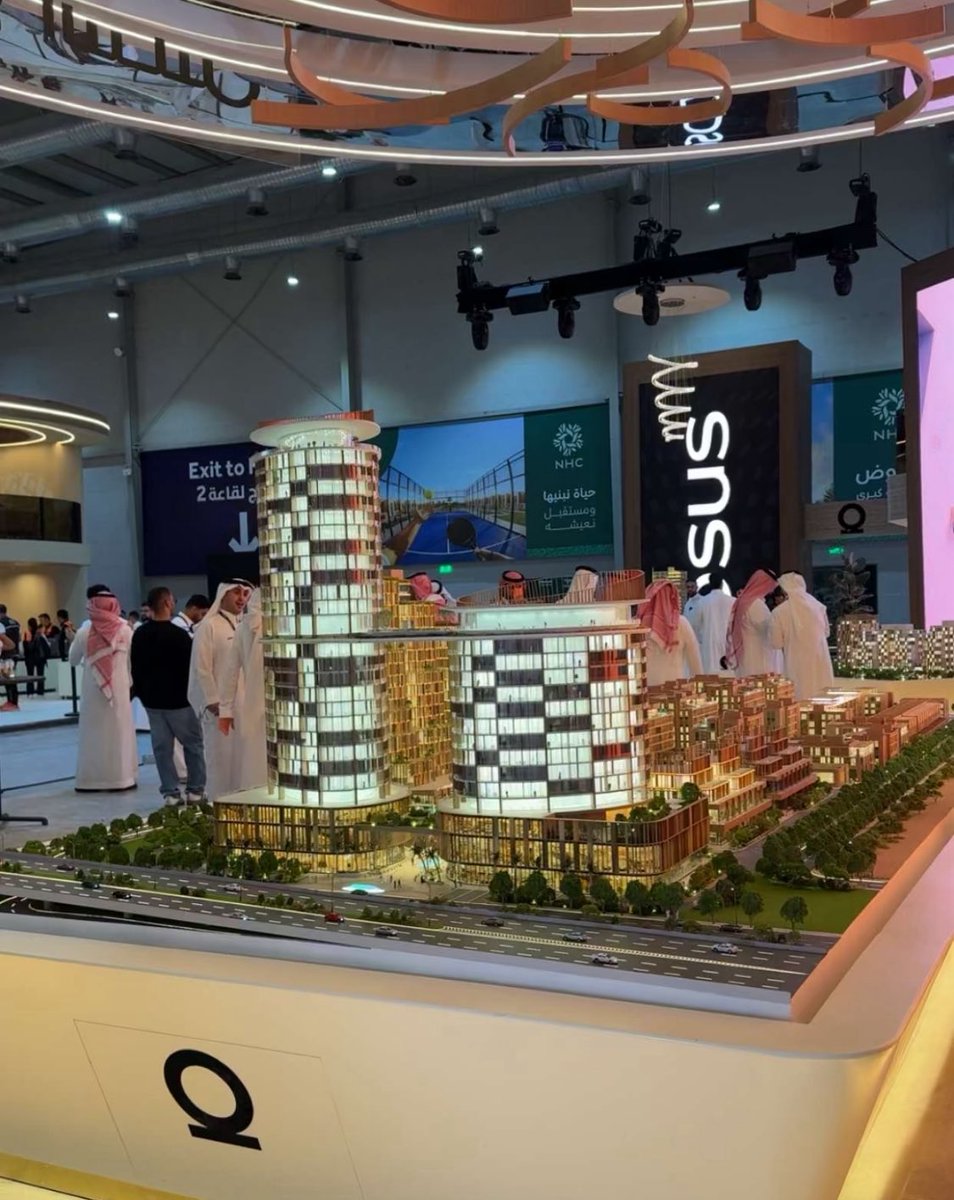 يتواجد #سلطان_بن_نايف في معرض #سيتي_سكيب_العالمي الذي يقام برعاية السمو الملكي الأمير محمد بن سلمان🇸🇦، يلتقي بعدد من الشركات العقارية ويسلطون الضوء على الفرص القادمة، حضور مميز يعكس قوة السوق وتوجهه نحو مستقبل عمراني متطور
#CityscapeGlobal 
لمتابعة التغطية
snapchat.com/add/snaif_111