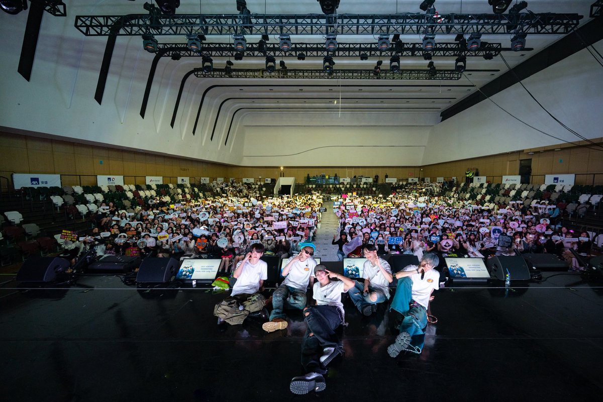 the_verivery's tweet photo. [📸] 2025 VERIVERY FANMEETING 'Hello VERI Long Time' IN HONG KONG   홍콩에서 만든 소중한 시간 함께해 준 베러들 고마워요❤️   #베리베리 #VERIVERY #VRVR #VERIVERY_FANMEETING #Hello_VERI_Long_Time https://t.co/kFeVAr5hIQ