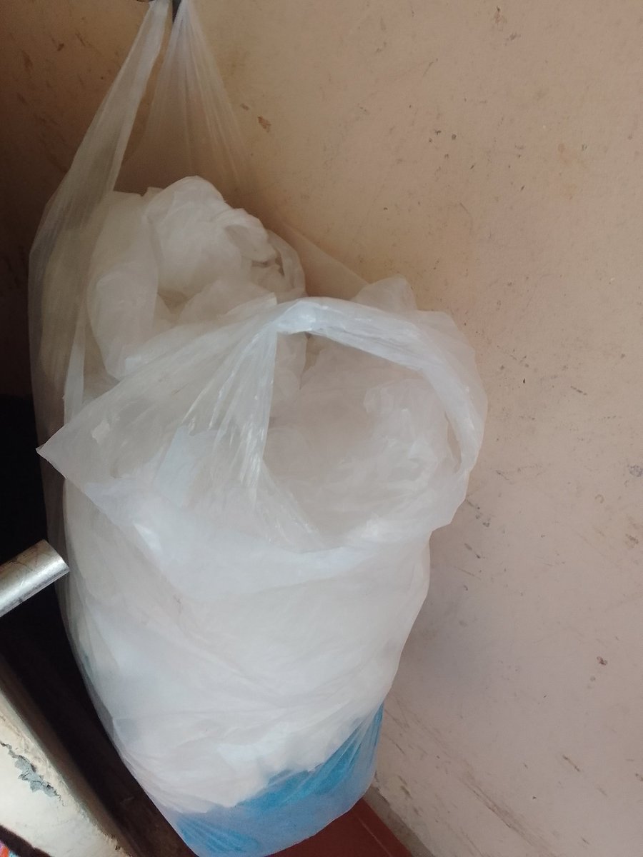 ArtigasMijail's tweet photo. Confirmen si en su casa, la jefa del hogar, tiene la bolsa nodriza; bolsa grande, donde van tooodos las bolsas que llegan de las compras. Y ay quien ose acabar con éste tesoro https://t.co/nnKpBwzssZ