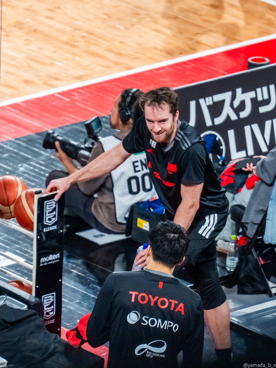 ハイハイレースのオープニングトーク(？)を録音するしゅうとくんと、それを見守るキャプテン🫰🏻二回連続で選手のお子様を見守らせていただけて光栄なイベントでしたね…✨