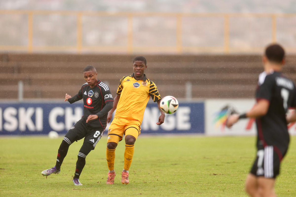 A_B_Ditlhobolo's tweet image. Amakhosi grab the #SowetoDerby bragging rights

The champions move up to 6th place as Bucs remain at the top 

Result: Kaizer Chiefs 2-0 Orlando Pirates 

⚽️Kamogelo Malefo
⚽️Naledi Hlongwane 

#dstv