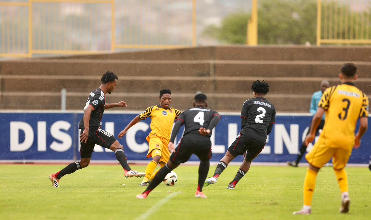 A_B_Ditlhobolo's tweet image. Amakhosi grab the #SowetoDerby bragging rights

The champions move up to 6th place as Bucs remain at the top 

Result: Kaizer Chiefs 2-0 Orlando Pirates 

⚽️Kamogelo Malefo
⚽️Naledi Hlongwane 

#dstv