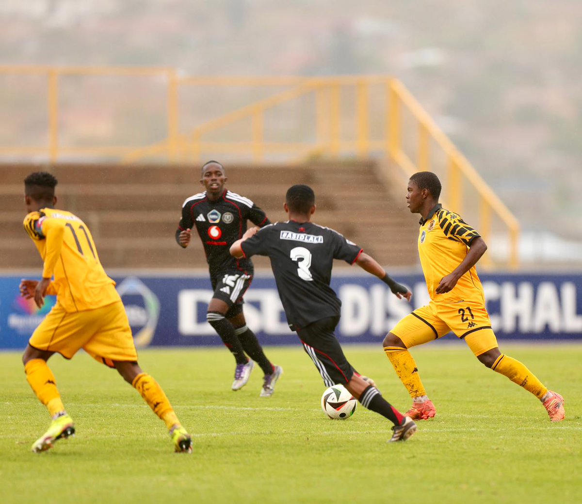 A_B_Ditlhobolo's tweet image. Amakhosi grab the #SowetoDerby bragging rights

The champions move up to 6th place as Bucs remain at the top 

Result: Kaizer Chiefs 2-0 Orlando Pirates 

⚽️Kamogelo Malefo
⚽️Naledi Hlongwane 

#dstv