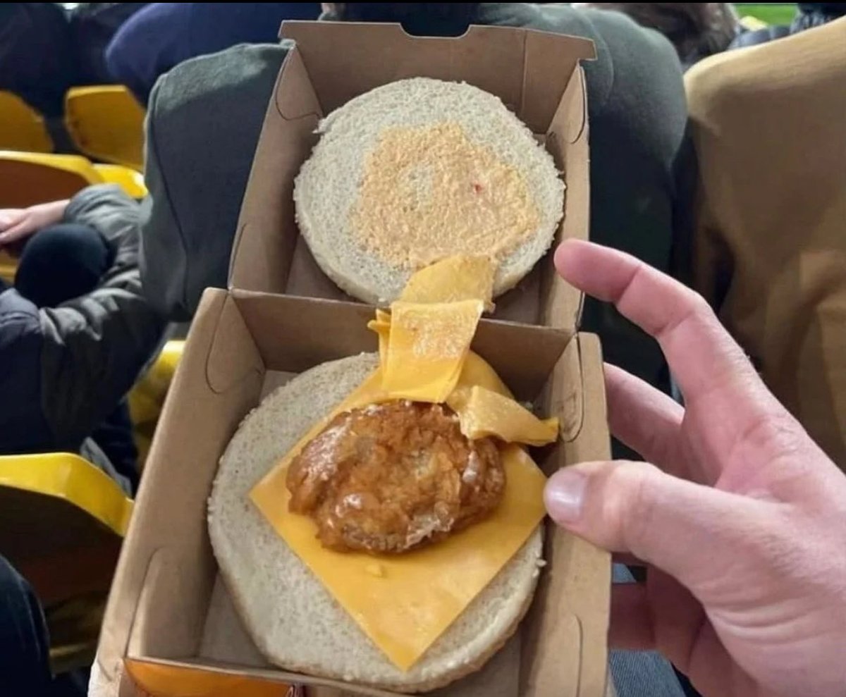 mogligang's tweet photo. 15€ für diesen burger bei der fandemo in leipzig unfassbar
#fandemo #le1611 https://t.co/2J4XaFpX2N