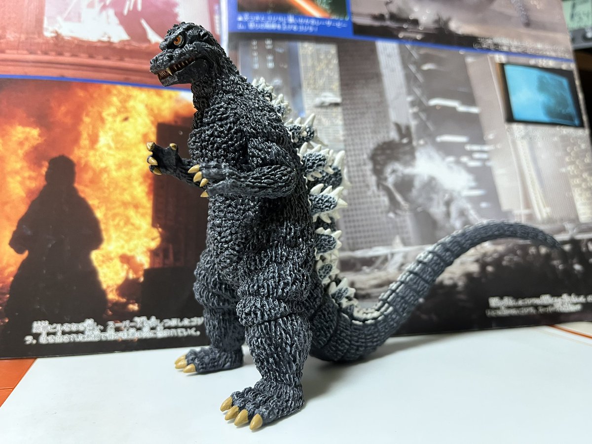 ブックオフにて、当時はスルーしたデアゴスティーニの84ゴジラ