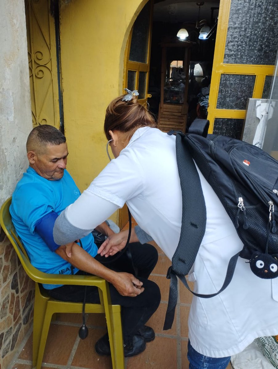 CDI Agustín Codozzi.
Parroquia El Junko.
Casa a casa en la comunidad Casco Central por la Dra. Ileana Batista Santiesteban.#CubaPorLaVida