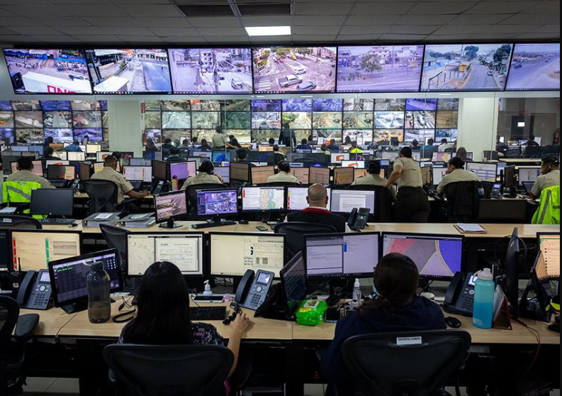 EcEnDirecto's tweet photo. #ATENCIÓN 
"Hoy, durante la jornada electoral, #SeguraEP despliega un #operativo integral con 250 colaboradores desde el Centro de Comando C5, 1.050 Agentes de #ControlMunicipal, 120 camionetas y 20 motocicletas, reforzando la seguridad y el monitoreo en toda la ciudad", manifestó el alcalde de Guayaquil, @aquilesalvarez, en apoyo al correcto procedimiento de la jornada #electoral 2025.