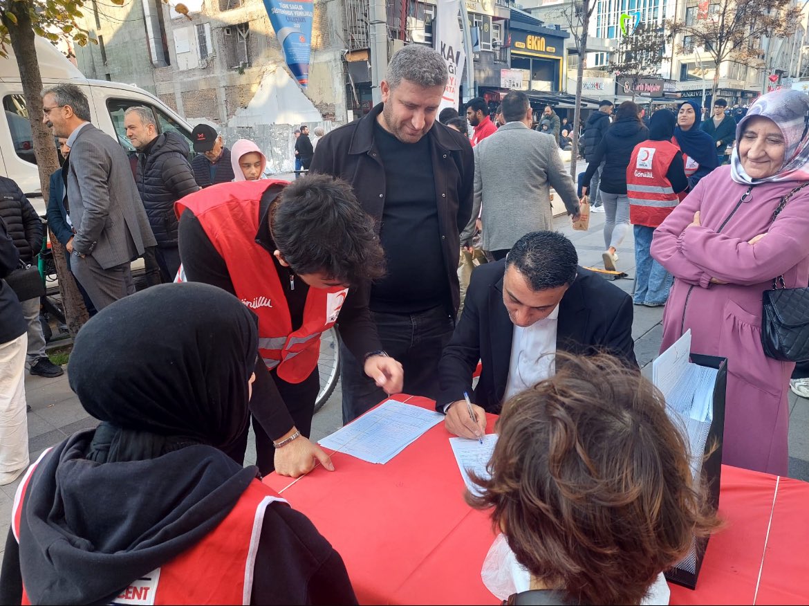 Bir Hayat Kurtarmak, Bir Ömür Kazanmaktır.

AK Parti Zeytinburnu teşkilat mensuplarımız ve komşularımız ile birlikte Kızılay’a kan bağışında bulunduk.

Umuda, iyiliğe ve dayanışmaya bir damla da bizden. 

İyilik bulaşıcıdır, sen de kan ver can ol !
#KanVerHayatKurtar  #AKTeşkilat