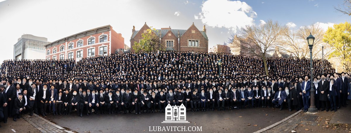 Lubavitch's tweet image. Thousands of Chabad-Lubavitch shluchim—representatives—pose for a group photo at Lubavitch World Headquarters in Brooklyn, NY.

Tag your Chabad rabbi in the comments!

📸 Itzik Belenitzki/Kinus.com
