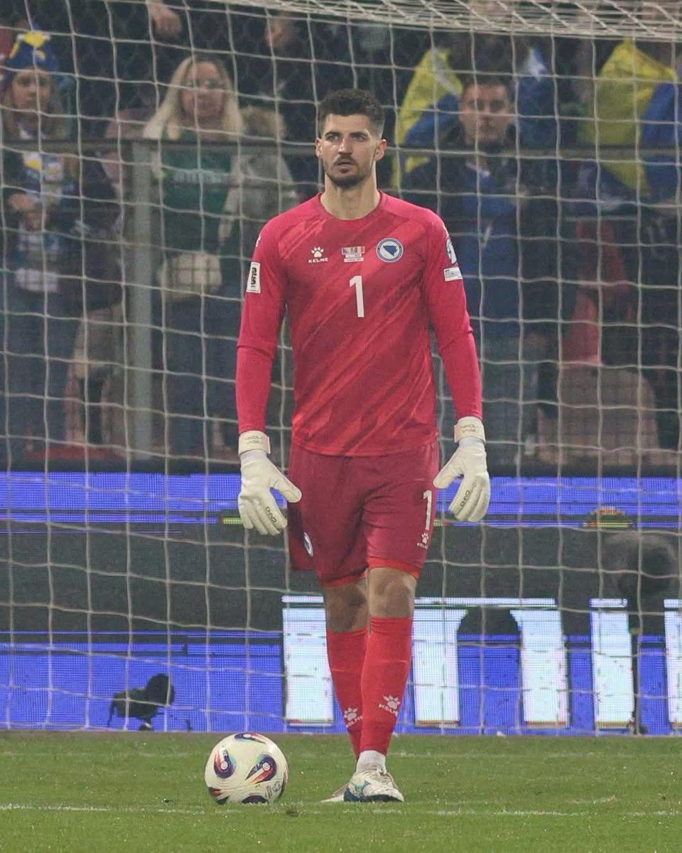 Jedan od sinoćnjih heroja utakmice, pomalo zaboravljen nakon pobjedničkih golova. 
Svojim odbranama u prvom poluvremenu nas je ostavio   u životu. 

Nikola Vasilj.