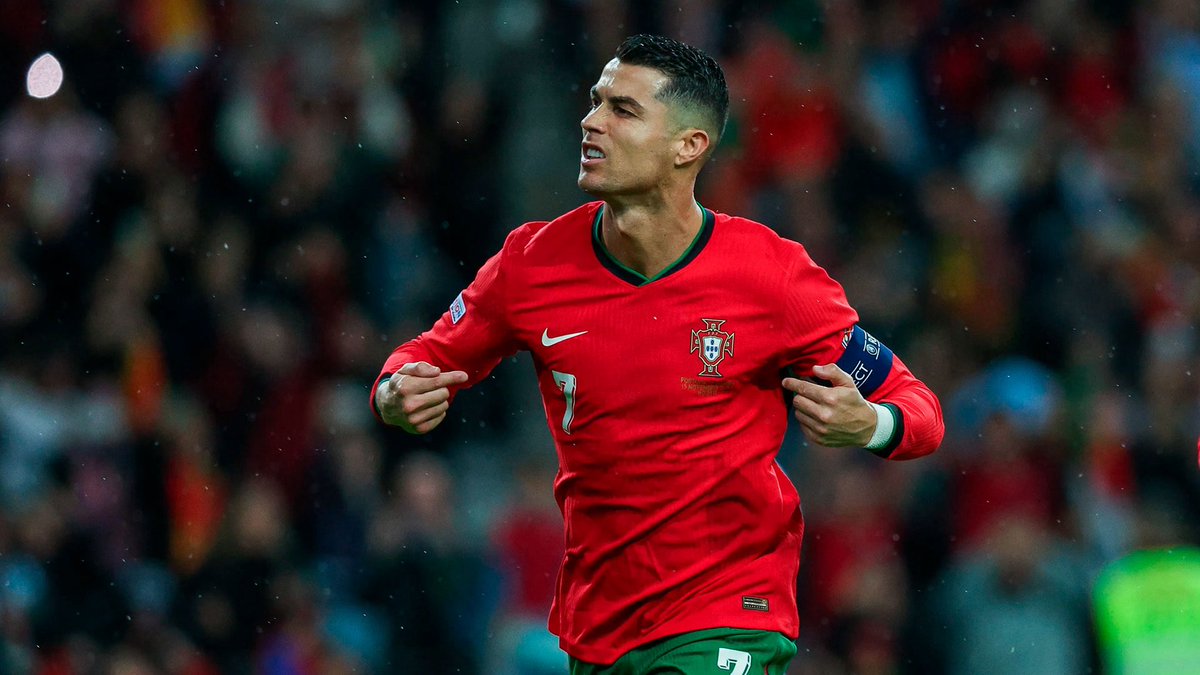 Unpopular Opinion: Continuo a dizer que o Cristiano Ronaldo prejudica mais a seleção a titular do que beneficia, isto atualmente, claro.

Não é cuspir em todo o legado do Cristiano Ronaldo pelo contrário, tenho muito respeito por ele, um dos melhores de todos os tempos. Mas nada