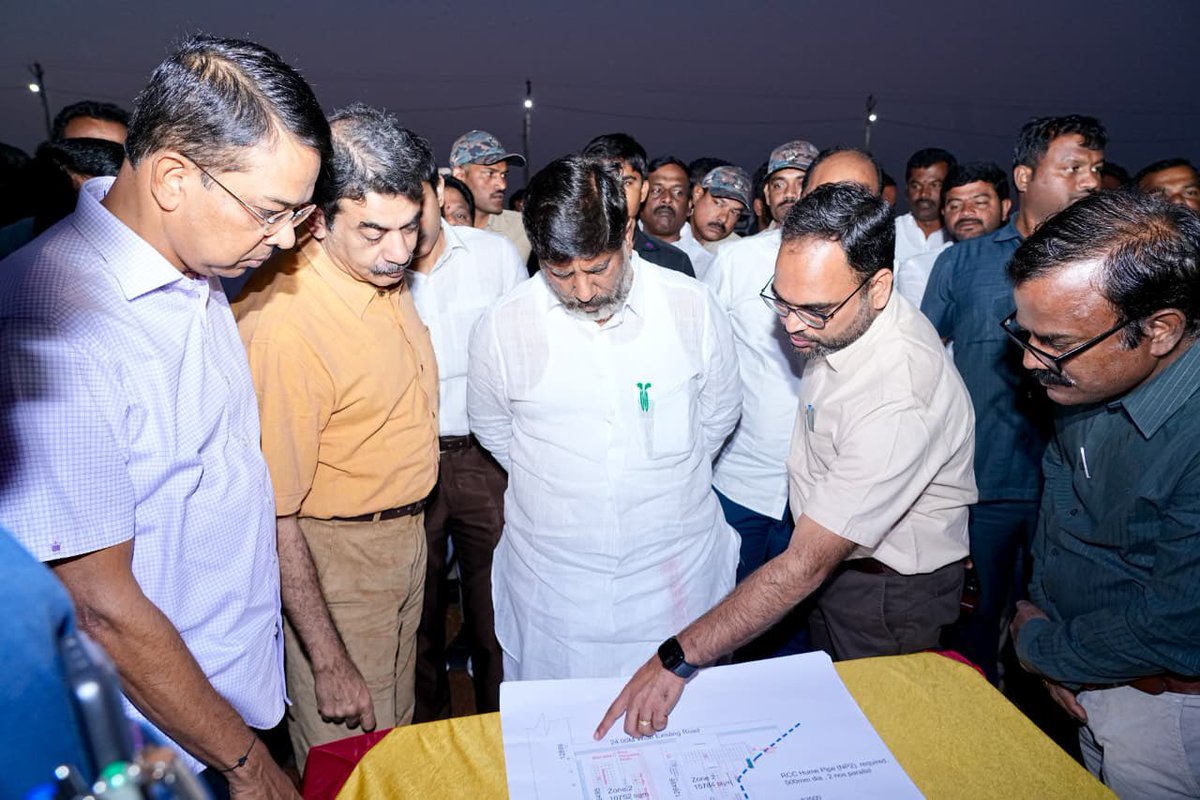 Bhatti_Mallu's tweet image. తెలంగాణలో గ్లోబల్ సమ్మిట్ నిర్వహణ కోసం భారత్ ఫ్యూచర్ సిటీ, గచ్చిబౌలి స్టేడియం, HICC వంటి వేదికలను అధికారులతో కలిసి పరిశీలించడం జరిగింది. 

ప్రజా ప్రభుత్వం రెండేళ్లు పూర్తి చేసుకున్న సందర్భంగా.. 

ముఖ్యమంత్రి @revanth_anumula గారి నాయకత్వంలో గత రెండేళ్లలో సాధించిన విజయాలు మరియు…