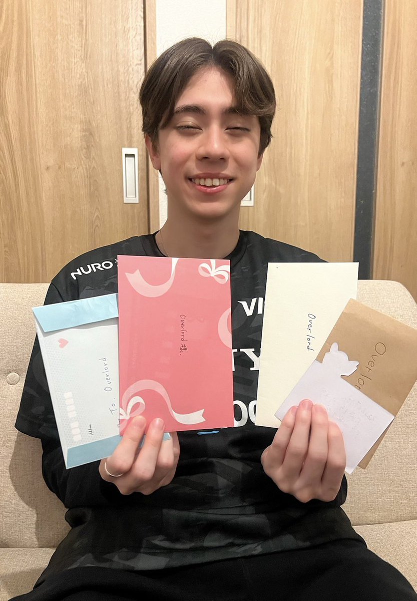 Overlord98TV's tweet image. ファンミーティングに来てくれた皆さま、本当にありがとうございました。
初めての経験でしたが、とても楽しかったです！
たくさんのファンの方々と出会え、皆さんからの温かいメッセージをいただけたことに心から感謝しています。
また、プレゼントをくださった皆さま本当にありがとうございます。…