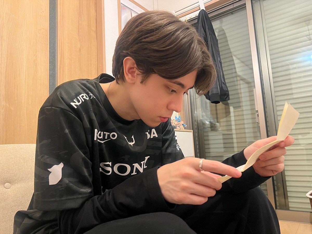 Overlord98TV's tweet image. ファンミーティングに来てくれた皆さま、本当にありがとうございました。
初めての経験でしたが、とても楽しかったです！
たくさんのファンの方々と出会え、皆さんからの温かいメッセージをいただけたことに心から感謝しています。
また、プレゼントをくださった皆さま本当にありがとうございます。…