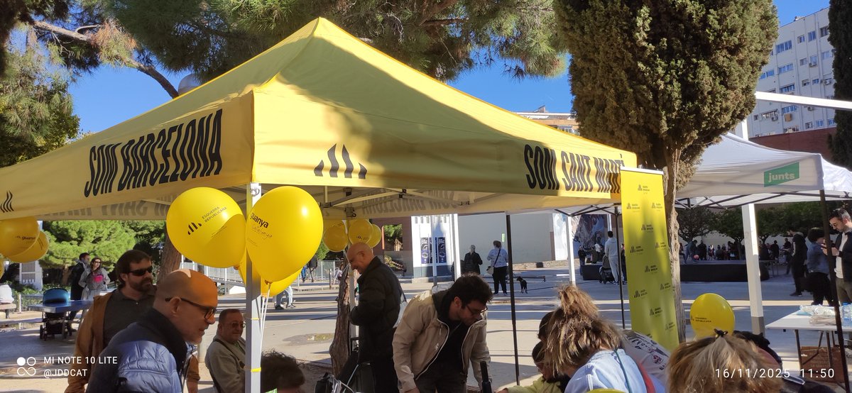 JDDCAT's tweet photo. Allà on trobés una paradeta de @Esquerra_ERC no hi veure's cap estelada.
Ells fan partit i no País. https://t.co/1QvauiQJVY