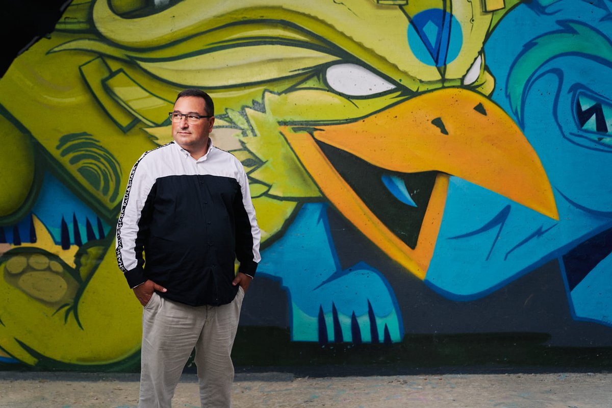 ulysquest's tweet image. BREAKING: $QUEST might be the first coin in history where the dev actually goes outside. 🌍📱😂

Live IRL streams every day
Users earning tokens TOUCHING REAL BUILDINGS
Community sending “Wen moon?” from 420+ TG members
MC chilling at 60–75k like:
😎🧱 “We’re not moving unless…