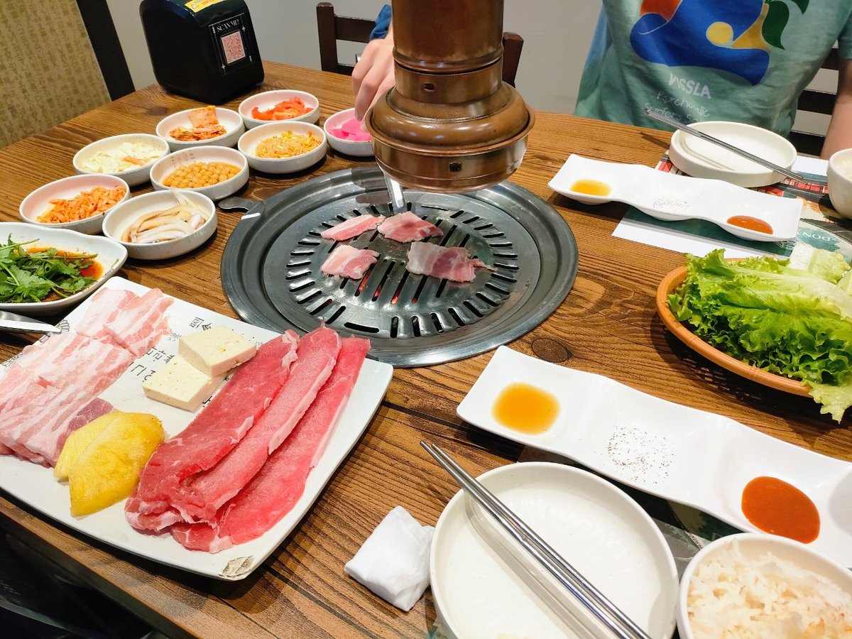 昨日初めて韓国焼肉のお店に行ってきました🇰🇷ごはんが乾いて固かったのはとても残念だけど初サムギョプサル美味しかった😋

お肉の皿に乗ってる豆腐に見えるのはコスタリカによくある焼くためのチーズでした🧀食べる直前まで豆腐だと思った