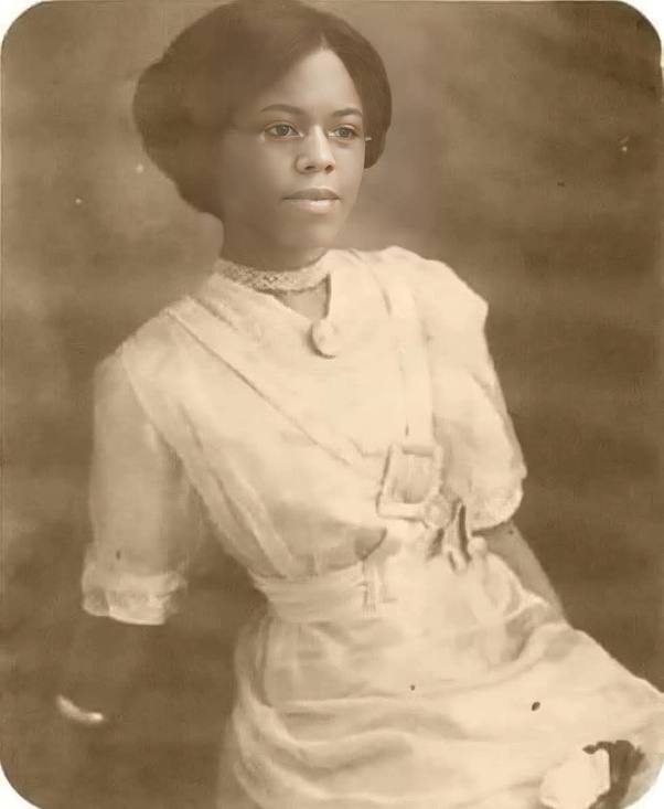 KateriSeraphina's tweet image. Elle prenait des notes depuis le couloir pour ne pas déranger ses professeurs.

Clara Belle Drisdale Williams (1885-1993) fut la première Afro-Américaine diplômée de l&apos;université d&apos;État du Nouveau-Mexique.

Beaucoup de ses professeurs ne lui permettaient pas d&apos;entrer dans la…
