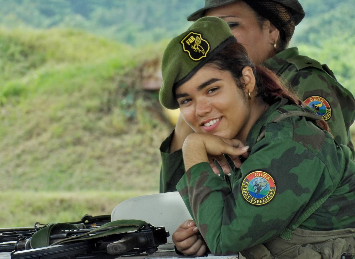 ‼️ MARIANA DE ÉSTOS TIEMPOS..
¿Cómo no reconocer el altruismo y la entrega de esas mujeres que,vestidas de verde olivo o de pueblo,enfrentan cada desafío sin mirar el reloj ni temer a la fatiga? En ellas late la convicción profunda y la fe inquebrantable en la victoria. #FARCuba