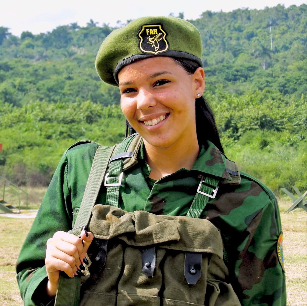 EjtoOccidental's tweet photo. ‼️ MARIANA DE ÉSTOS TIEMPOS..
¿Cómo no reconocer el altruismo y la entrega de esas mujeres que,vestidas de verde olivo o de pueblo,enfrentan cada desafío sin mirar el reloj ni temer a la fatiga? En ellas late la convicción profunda y la fe inquebrantable en la victoria. #FARCuba https://t.co/kK3XvlVP5m