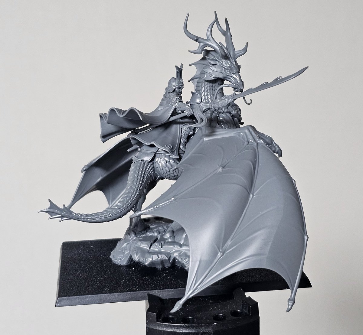 외주 스케줄 실수로 본업 바쁠 때랑 겹쳐서 잡았더니 11월의 여유가 몽땅 삭제돼서 큰 멘헤라 옴 개바쁘고 개힘들고 너무피곤함 하지만 '슈겐간 로드 온 그레이트 스피릿 롱마' 를 바라보면 그 모든 피로가 사라지는 것 같다;;; 경악스러울 정도로 예쁜 조형...