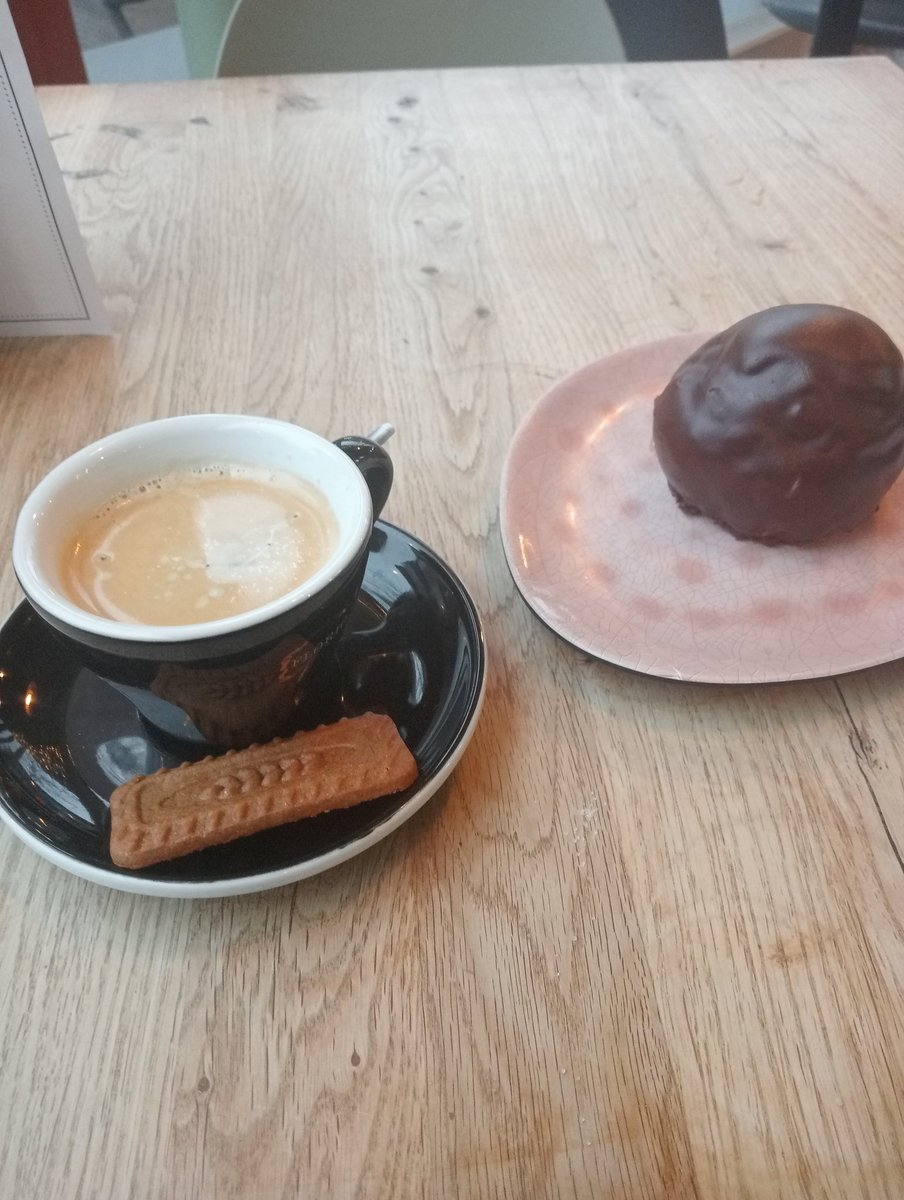The best way to calibrate your b'day, a coffee and a nice chocolate pasterie ~