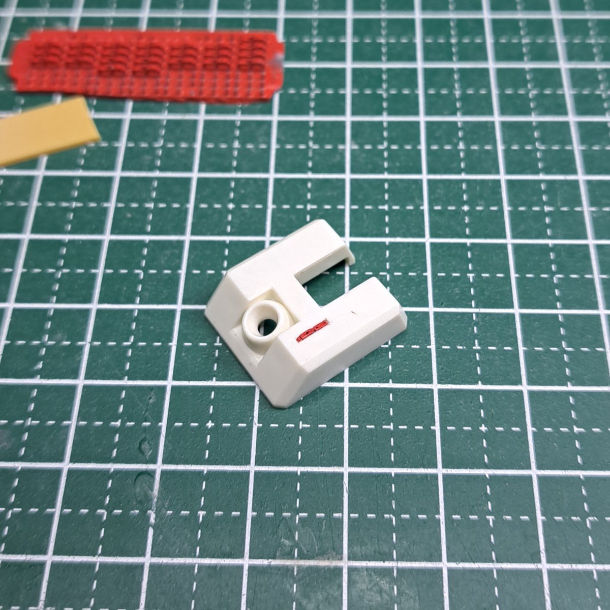 MaydecModel's tweet image. コネクターの長方形の凹は深目に彫って埋め込む事は出来るけどキツめに入ってるから取り外すと折れちゃいますね、塗装後の取付けを考えると溝の幅は0.7ﾐﾘでも良さそう