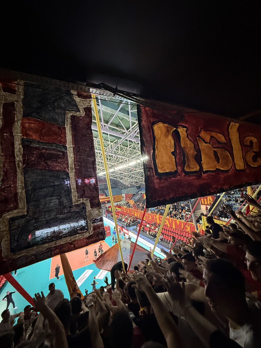 Burhan Felek'te tribün var !