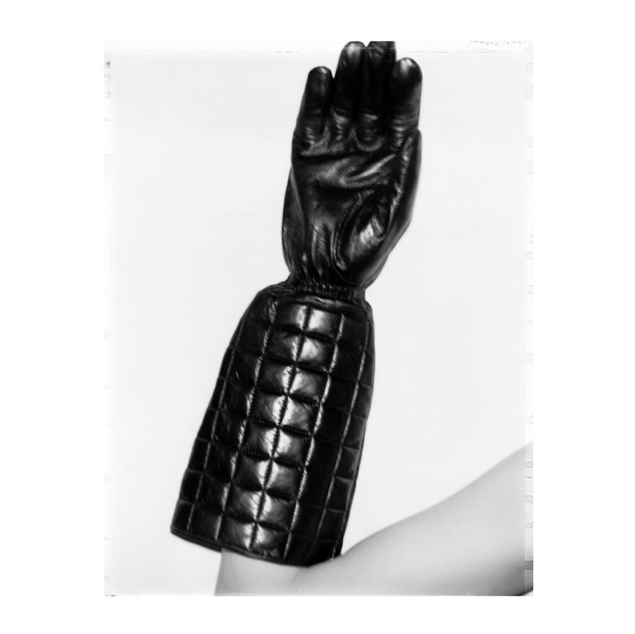 nect4rofgods's tweet image. The Chanel gloves, worn by Colin Lane’s then-girlfriend and shot by Lane at home, were later used on the Is This It cover. Late 1999-2000&apos;s.