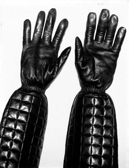 nect4rofgods's tweet image. The Chanel gloves, worn by Colin Lane’s then-girlfriend and shot by Lane at home, were later used on the Is This It cover. Late 1999-2000&apos;s.
