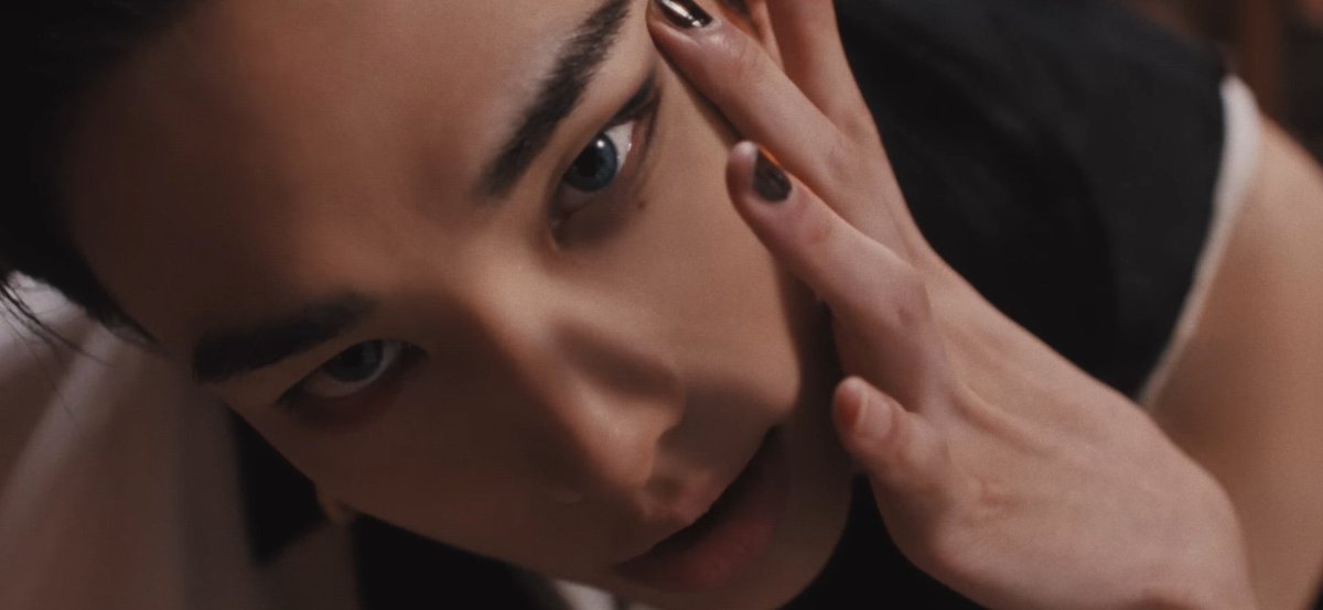 this double winged eyeliner on hyunjin?? so cunty