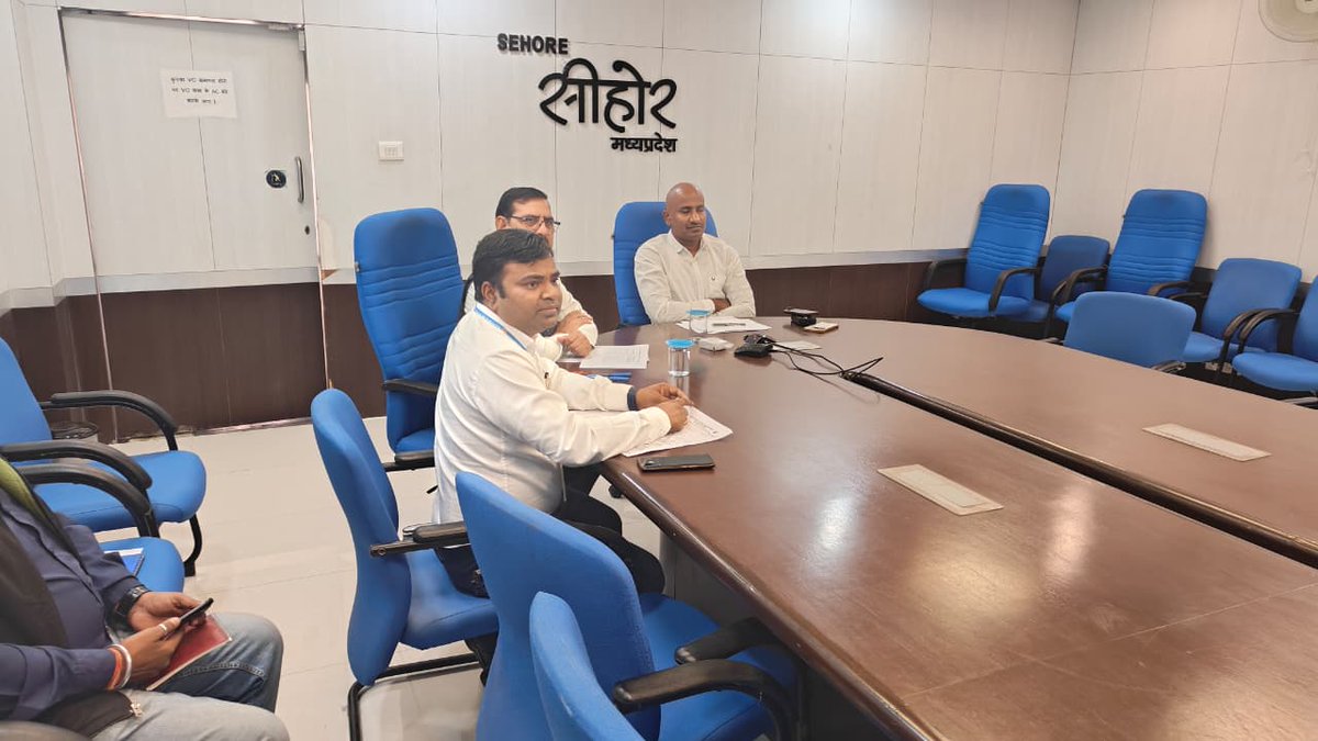 CollectorSehore's tweet image. • एसआईआर के कार्य को गंभीरता के साथ चुनावी मोड पर करें: आयोग निदेशक श्रीमती सक्सेना

• जल्द से जल्द डिजिटलाइजेशन का कार्य पूरा करने के दिए निर्देश

• सीहोर कलेक्ट्रेट के एनआईसी कक्ष से वीसी में शामिल हुए कलेक्टर सहित अन्य अधिकारी

#JansamparkMP #sehore #MadhyaPradesh