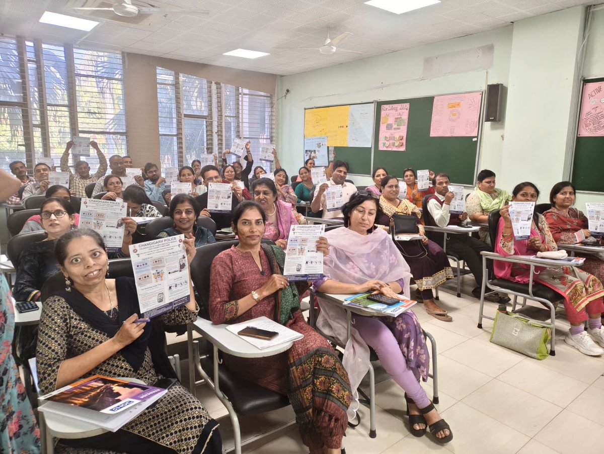 ChdCyberCell's tweet image. शिक्षकों को साइबर सुरक्षा के प्रति जागरूक करने की पहल
सेक्टर-32 में आयोजित साइबर अवेयरनेस प्रोग्राम में पुलिस अधिकारी ने महत्वपूर्ण सुरक्षा उपाय बताए और शिक्षकों को पुरस्कार देकर प्रोत्साहित किया।

राष्ट्रीय साइबर हेल्पलाइन नंबर 1930 की जानकारी भी प्रदान की गई।

#cybercrime