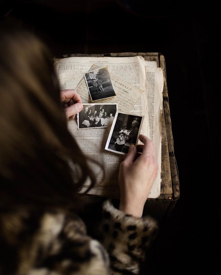 فتح الصور يفتح على قلبك شعور
لا مرّت الأيّام وأبطيت عنها 
به صورةٍ منها على وجهك سرور
وبه صورةٍ تغورق العين منها.....💔