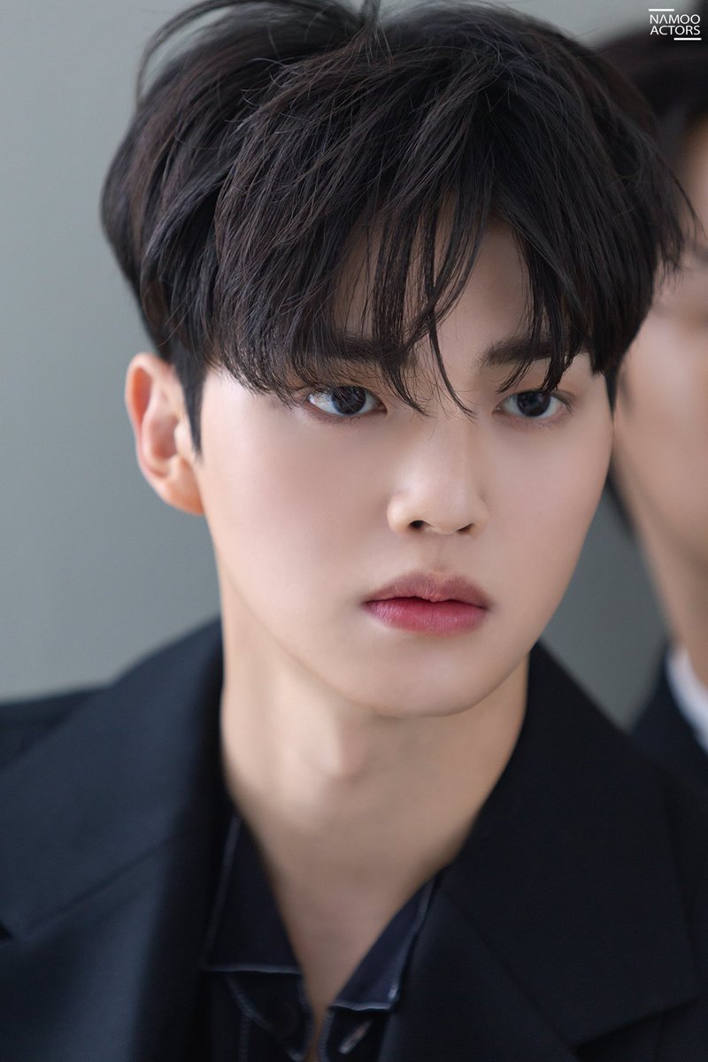 블랙 수트 콘셉트의 화보 컷