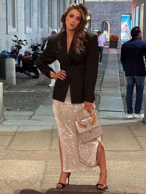 التنورة المرصعة بديل أنيق لفستان السهرة. كيف تنافست النجمات على اعتماد تلك الصيحة؟ 