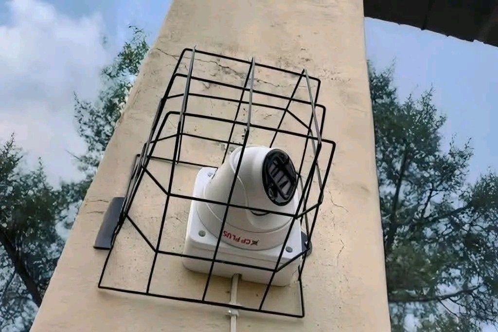 Bhangui's tweet image. Even #security cameras need security in #India... 🤣😂😅
