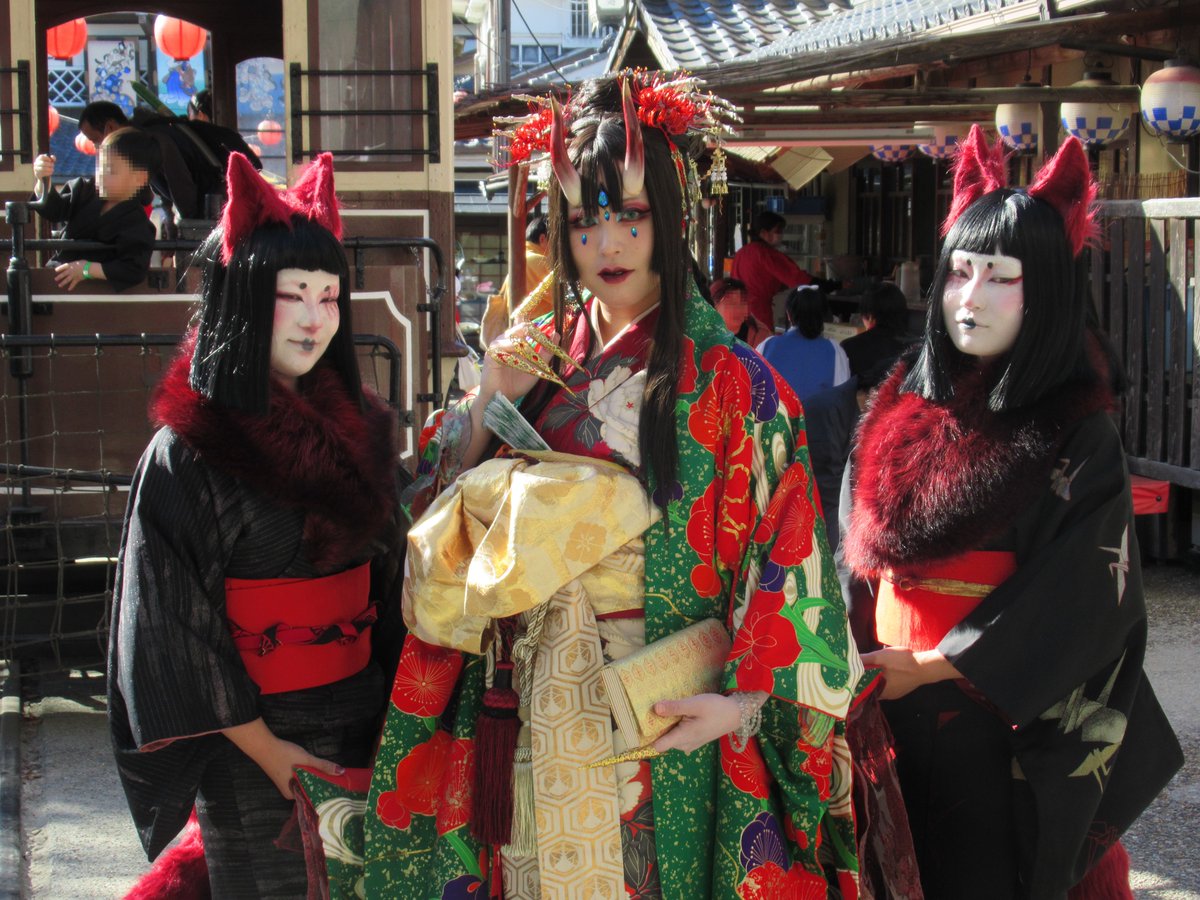 red_warlord's tweet image. 寝る前にこれだけは。今日の映画村訪問のメイン、亀姫様 with 禿！！　　ほんとに美しくて…圧巻でした🙏　かわいくて妖しい禿も映えるし、打掛けの裾を持って控える構図に「これが見たかった！」ってなってました。
来て良かった…。

#怪々yokai祭2025