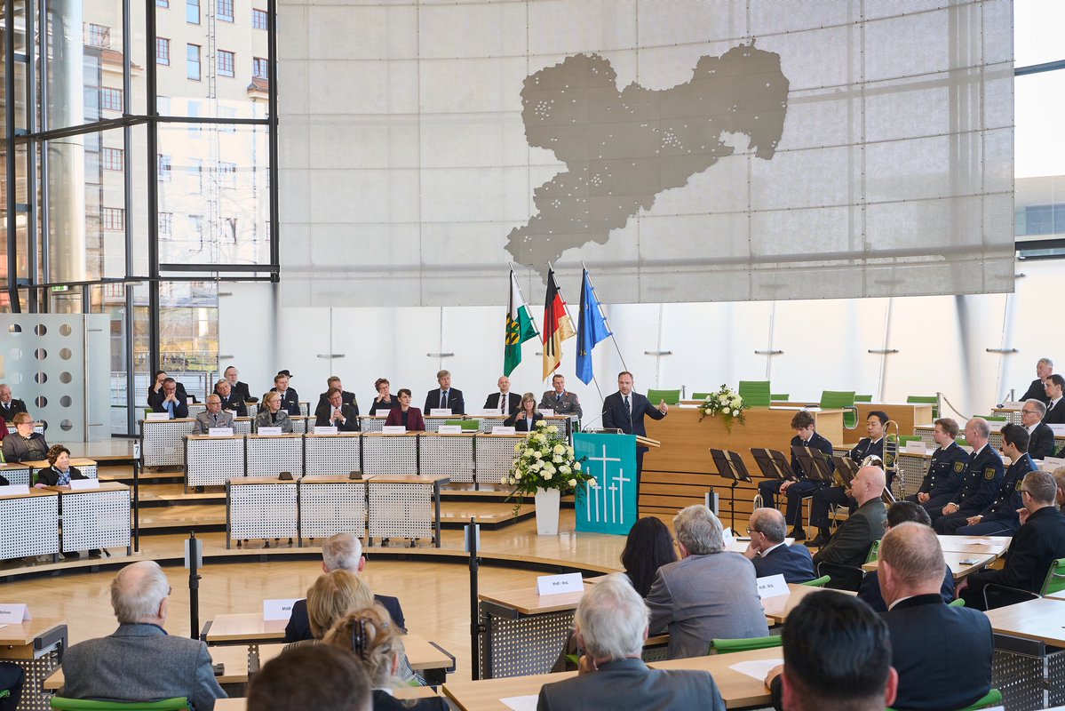 Gedenkstunde zum Volkstrauertag im Parlament: „Wir halten heute inne und gedenken Millionen von Menschen, die durch Krieg, Gewalt und Terror ihr Leben verloren haben. Es ist ein Tag des Erinnerns, der Verantwortung und des Mahnens“, so Landtagspräsident Alexander Dierks.